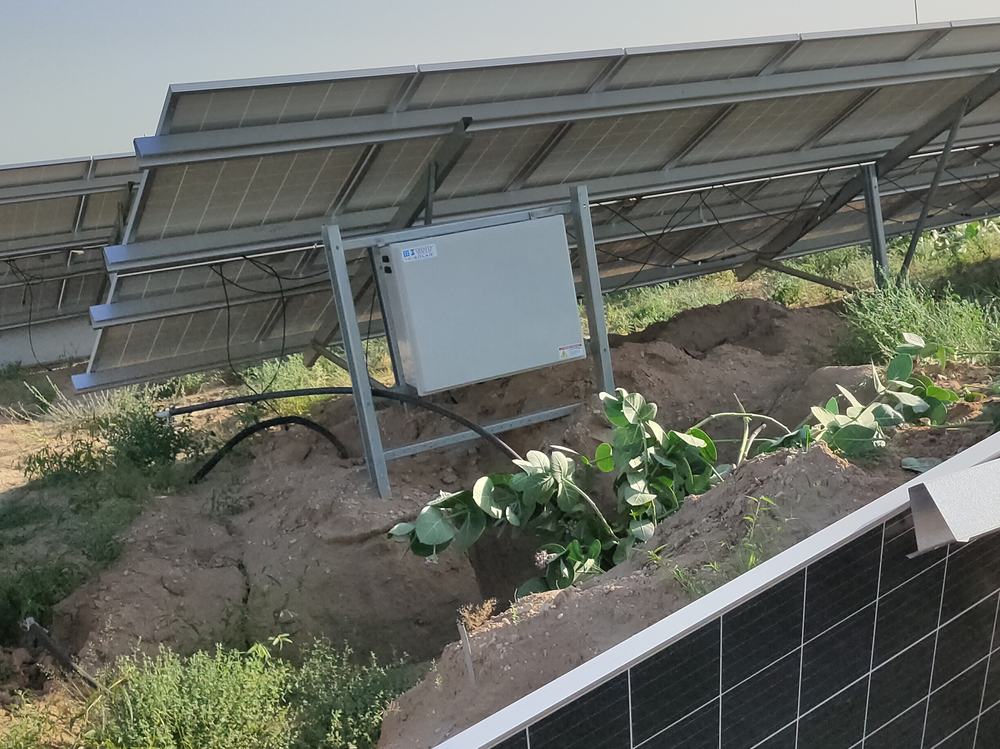String combiner box and DC cabling below solar modules