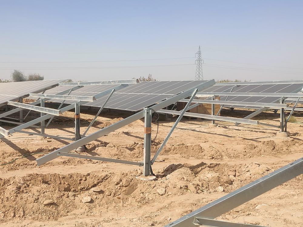 Module mounting structures with solar modules being installed